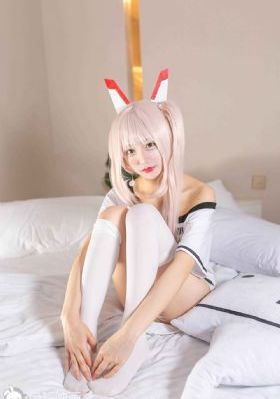 抱着娇妻被粗大陌生人玩3p